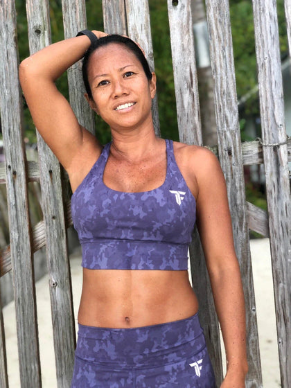 Ambassadrice TALIFIT portant la brassière et le legging de sport camouflage violet - Collection Femme Aito - Bora Bora.